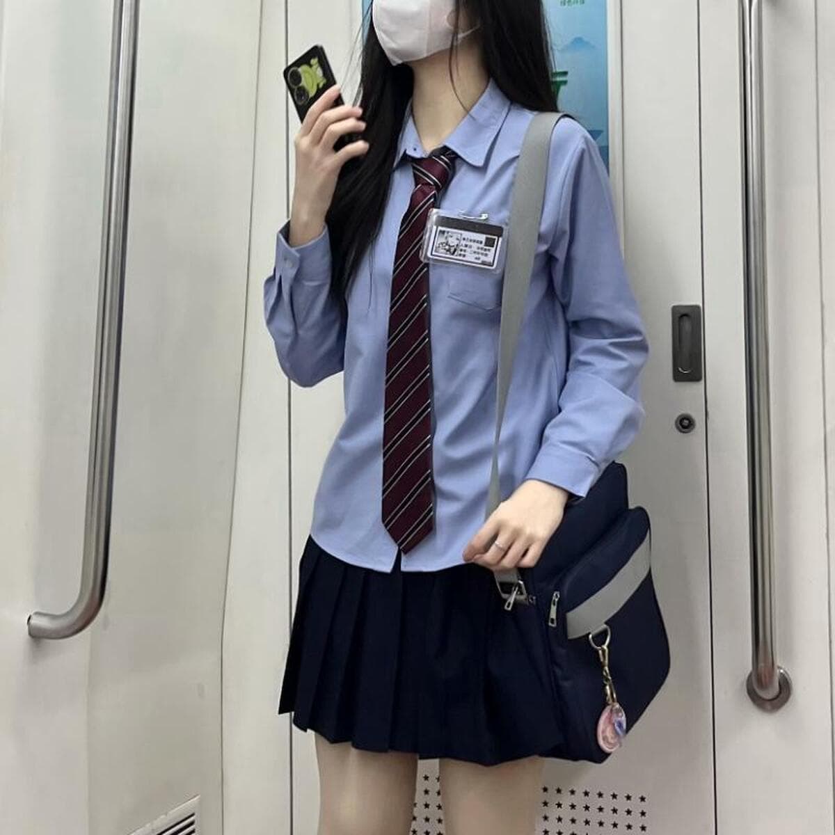 Синяя jk рубашка с длинными рукавами на улице