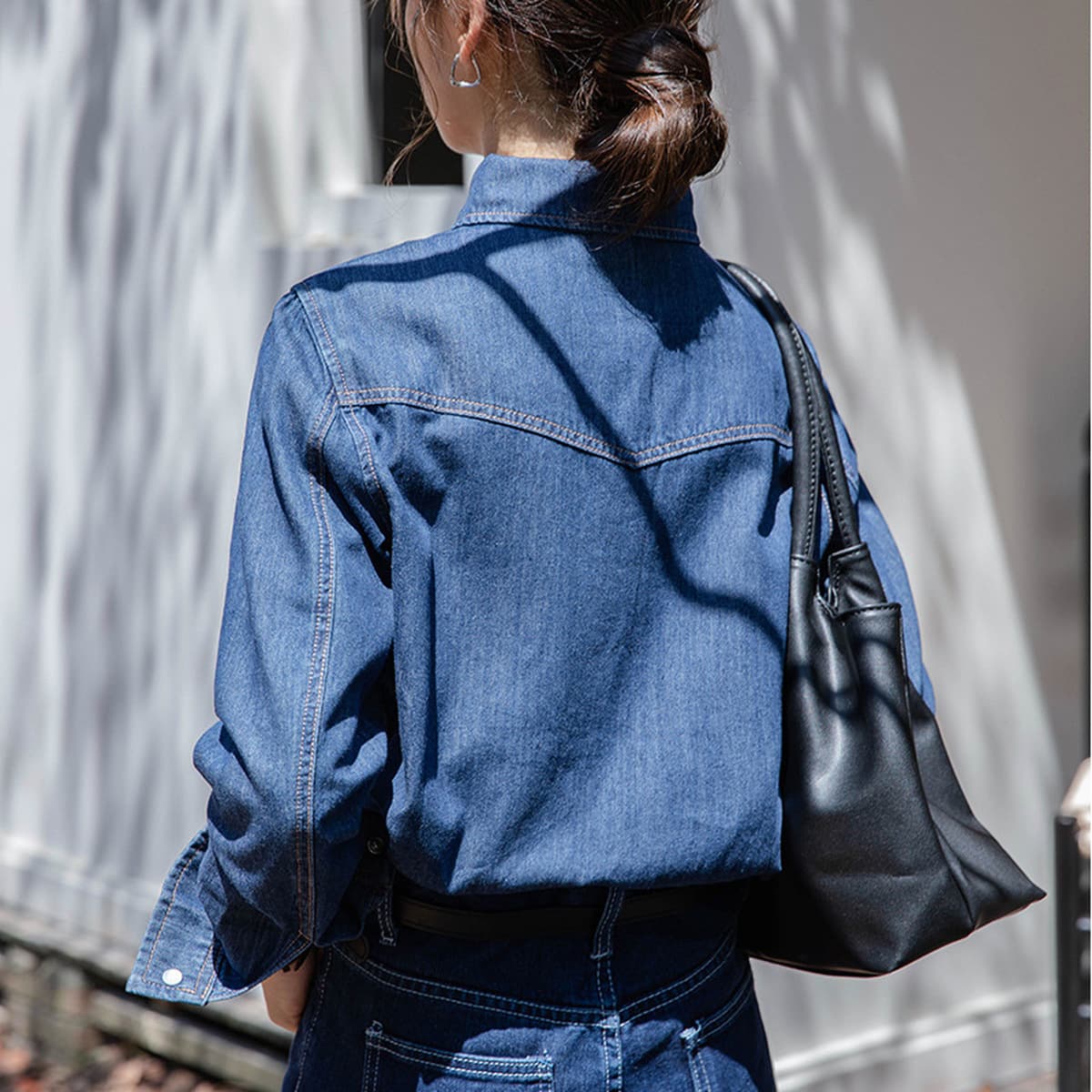 2025 Весна и осень Новый Гонконгский стиль Повседневная джинсовая куртка-рубашка Женская свободная рубашка с длинным рукавом...