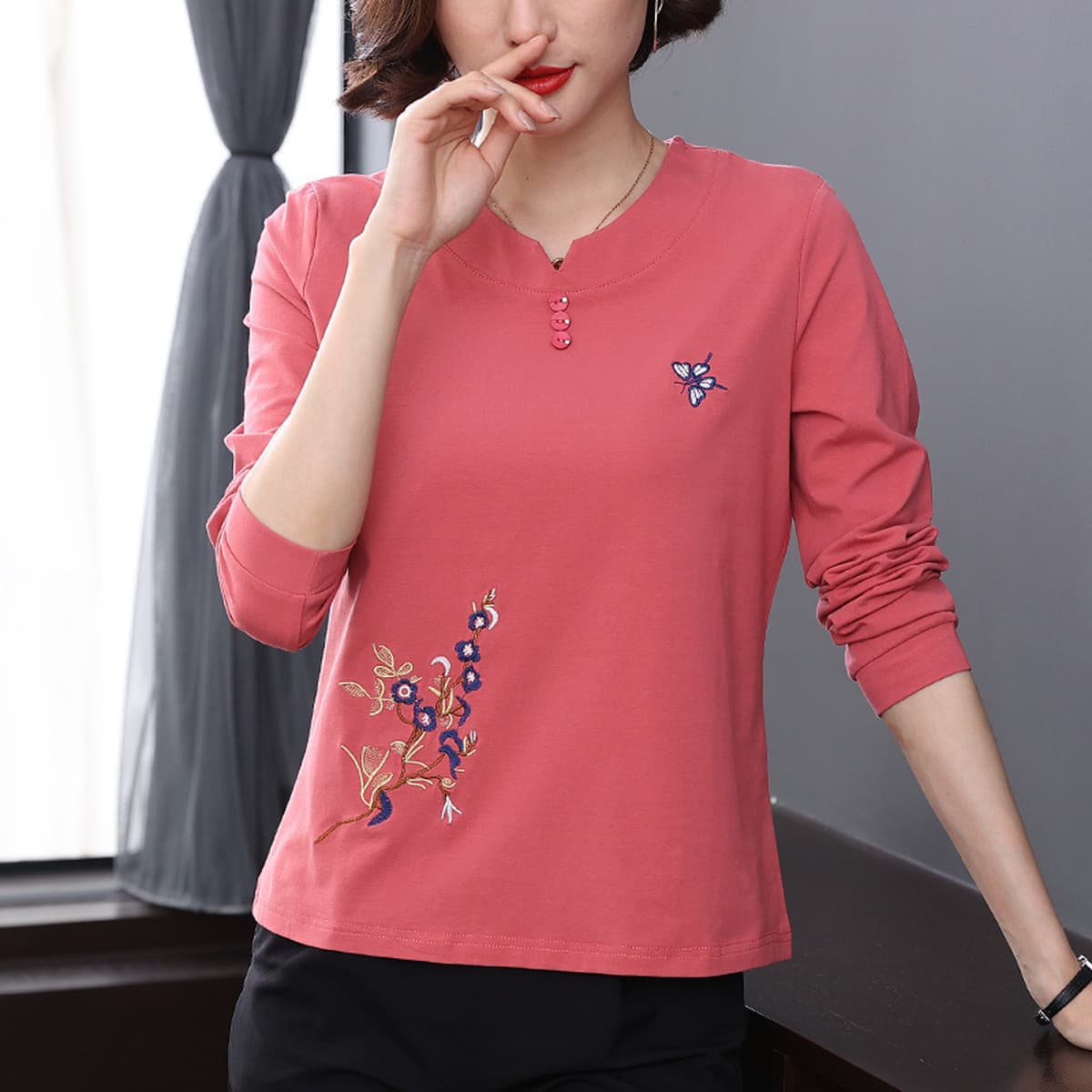 Весенняя одежда для женщин среднего и старшего возраста 2025: новые вышитые топы из чистого хлопка, оптовая продажа женской...