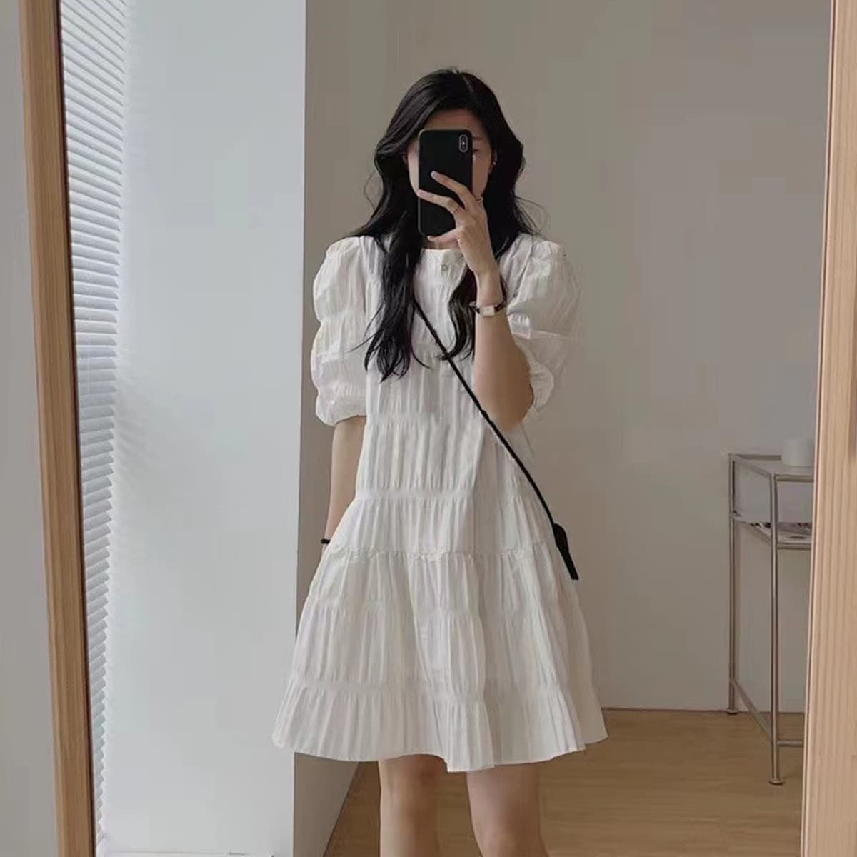 Маленькое белое плиссированное платье, женская летняя нежная свободная Короткая юбка для похудения, подходящая для фигуры в...