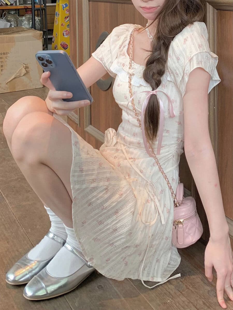 Милое и пряное французское платье с цветочным принтом, потрясающее миниатюрное платье с квадратным вырезом и утягивающим...