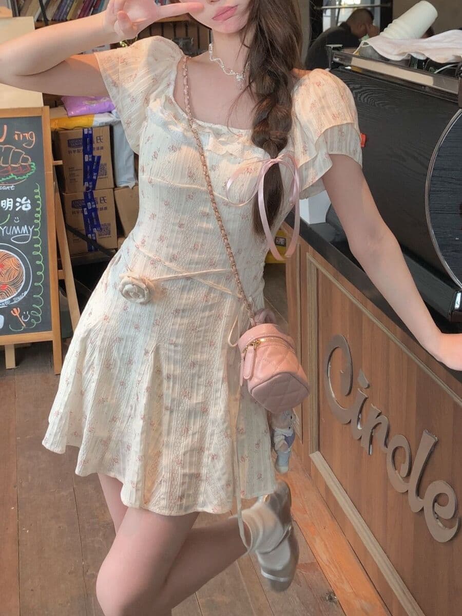 Милое и пряное французское платье с цветочным принтом, потрясающее миниатюрное платье с квадратным вырезом и утягивающим...