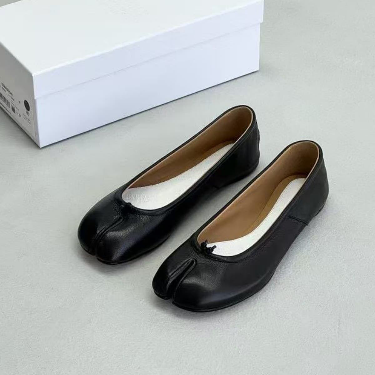 Новые классические туфли таби с плиссированным разрезом на носке для женщин, из натуральной кожи, на низком каблуке, балетки...
