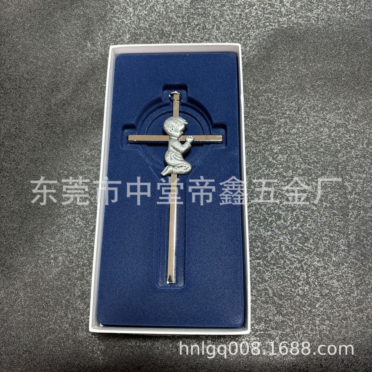 Dongguan производитель изготовил металлическую 6-дюймовую подарочную коробку религиозного креста для мальчиков и девочек
