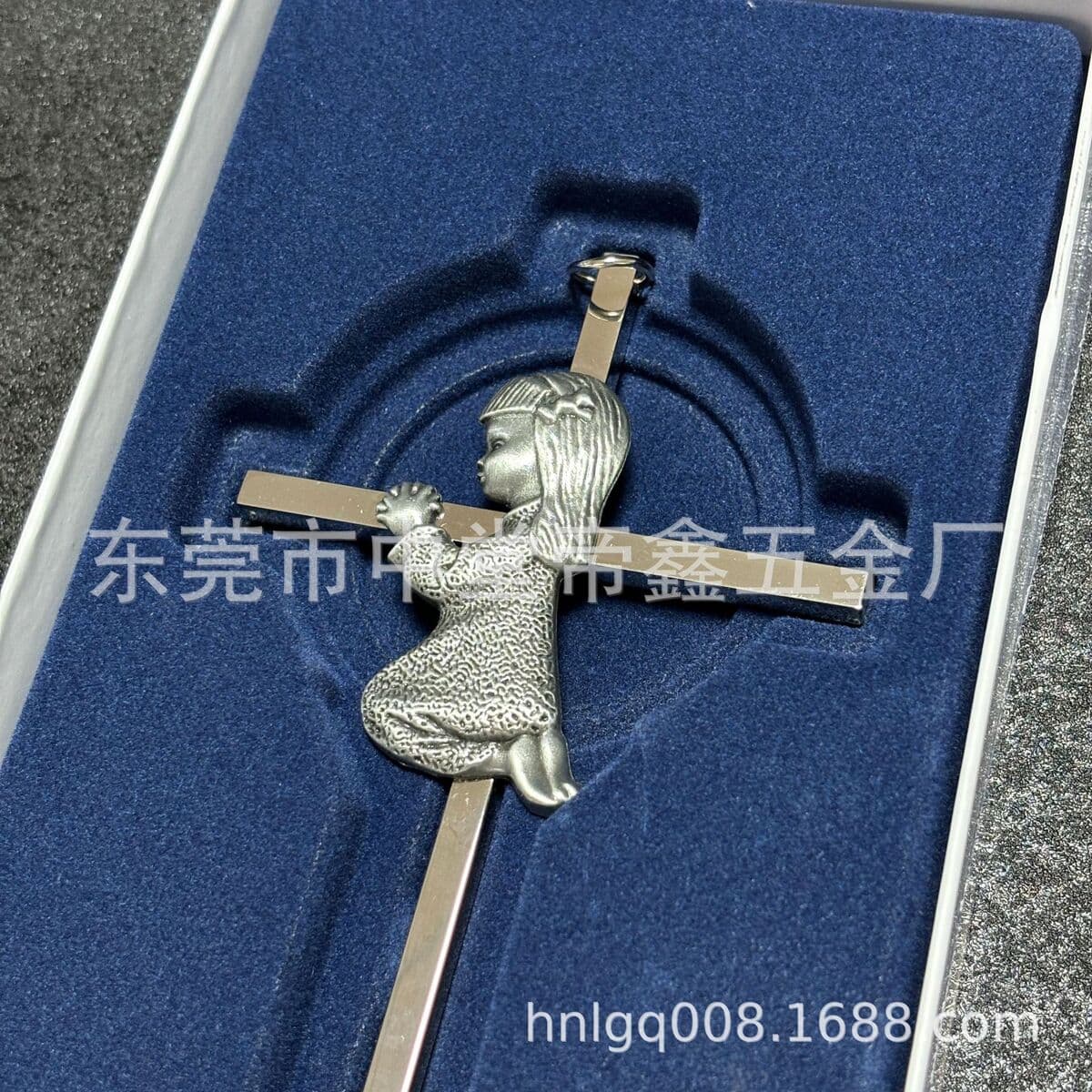 Dongguan производитель изготовил металлическую 6-дюймовую подарочную коробку религиозного креста для мальчиков и девочек
