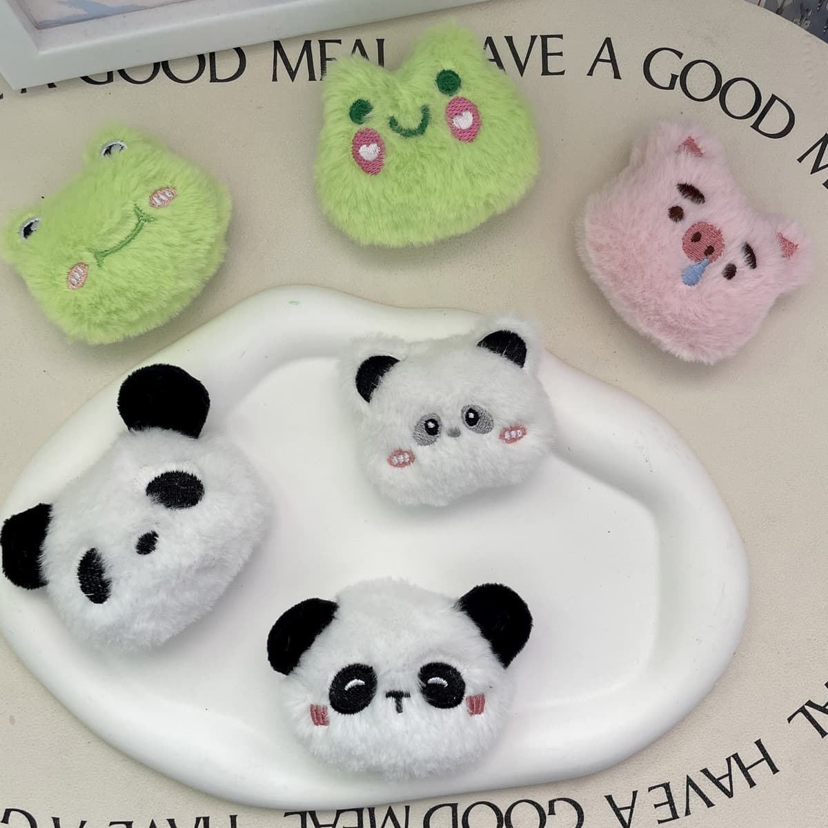 Мультяшная плюшевая кукла лягушка медвежонок кролик маленькая панда брошь аксессуары для одежды обувь шапка носки DIY...