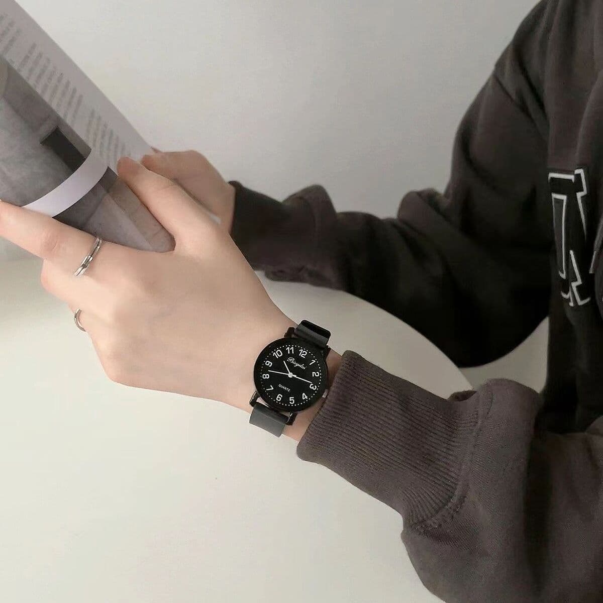 Учащиеся младших классов средней школы, выделенные для студенческих экзаменов, простые, легкие и роскошные, нишевые модные...