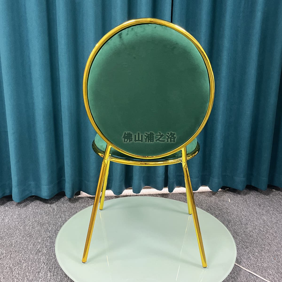 Обеденный стул из кованого железа с золотым покрытием и зеленым бархатом, круглой спинкой, в современном минималистичном...