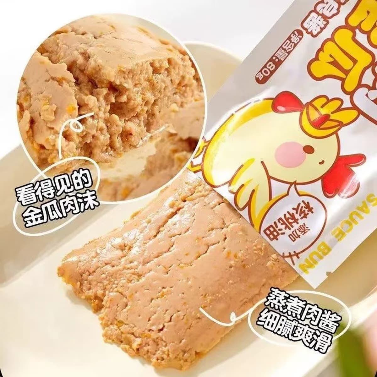 У Дельфина целая коробка вкусных кошачьих закусок, питательных кошачьих полосок, соуса и мясной пасты.