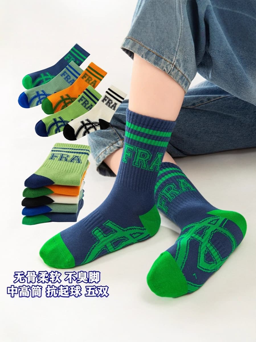 Подростки мальчики и дети расчесывают хлопок без костей осенью и зимой