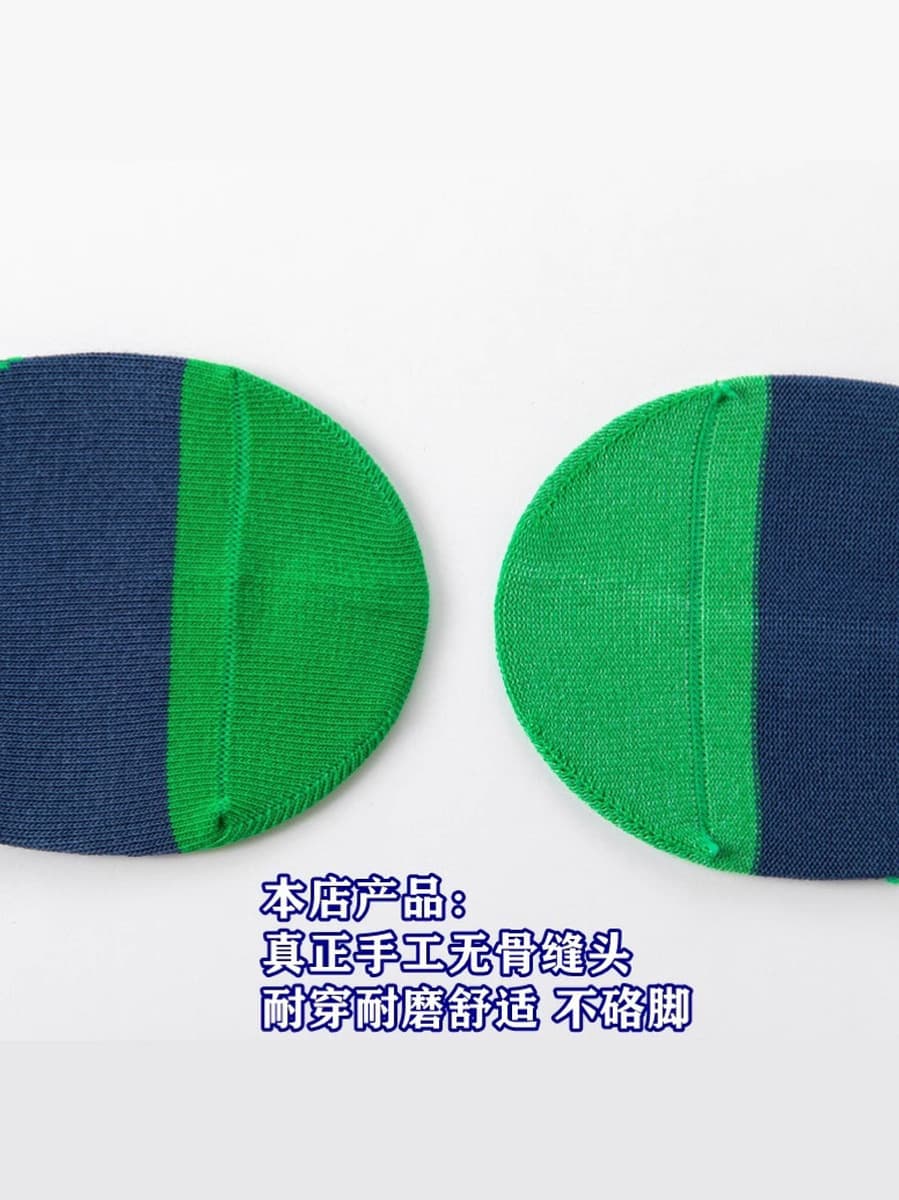 Подростки мальчики и дети расчесывают хлопок без костей осенью и зимой