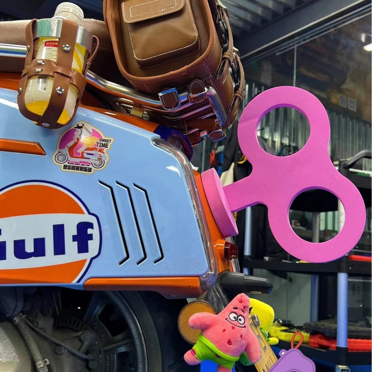 Мотоцикл хвост кулон Заводной украшение заднее сиденье Заводной механизм мелкие аксессуары наклейки аккумулятор...