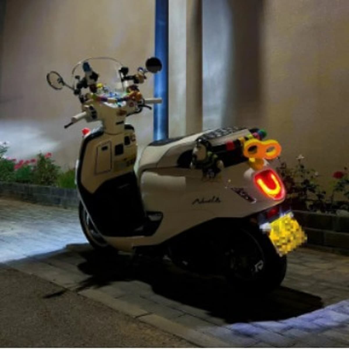 Мотоцикл хвост кулон Заводной украшение заднее сиденье Заводной механизм мелкие аксессуары наклейки аккумулятор...