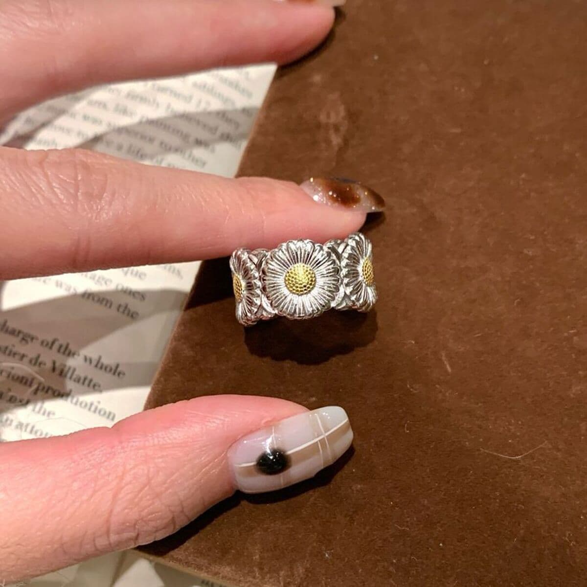 Итальянское двухцветное золотое кольцо с ромашками ручной работы из матовой ткани, в том же стиле, что и регулируемое...