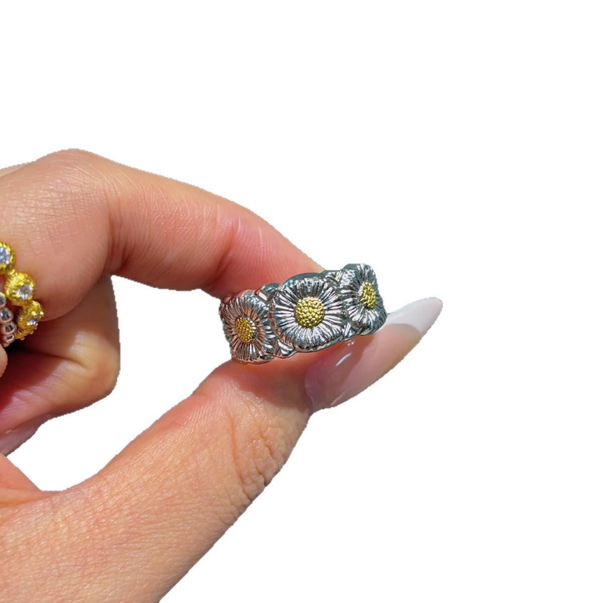 Итальянское двухцветное золотое кольцо с ромашками ручной работы из матовой ткани, в том же стиле, что и регулируемое...