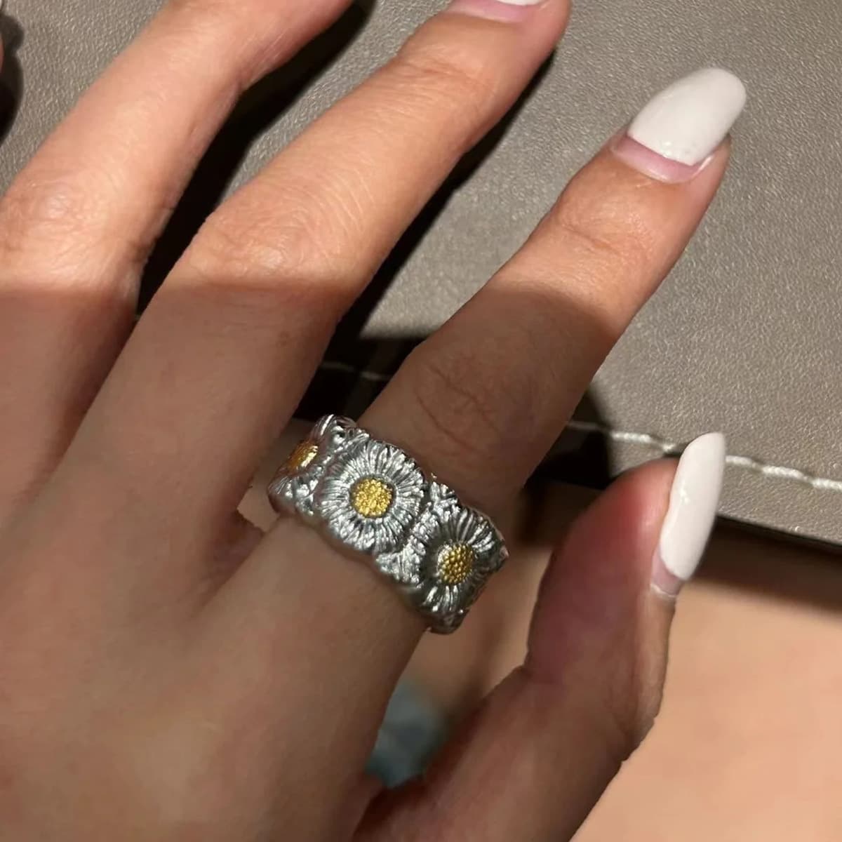 Итальянское двухцветное золотое кольцо с ромашками ручной работы из матовой ткани, в том же стиле, что и регулируемое...