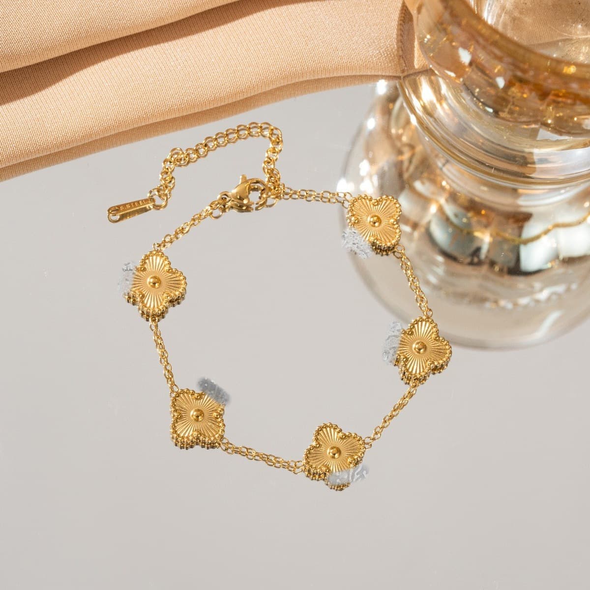 Трансграничный браслет с четырьмя листами клевера, легкая роскошь и высококачественные, популярные женские оптовые ювелирные...