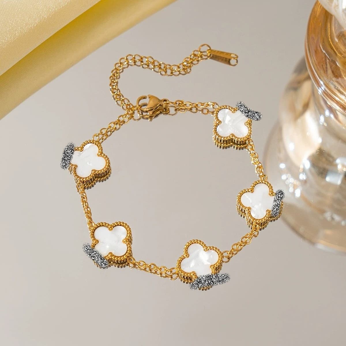 Трансграничный браслет с четырьмя листами клевера, легкая роскошь и высококачественные, популярные женские оптовые ювелирные...