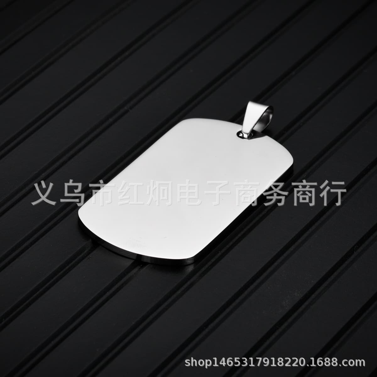 Производители напрямую поставляются с титановой стальной собачьей биркой из нержавеющей стали