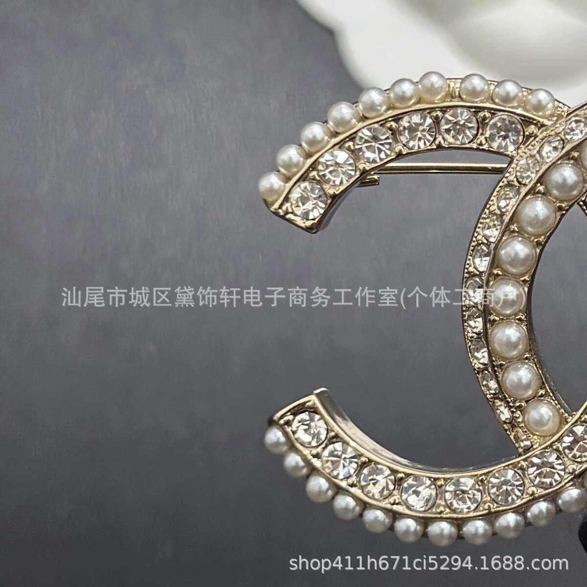 Брошь Chanel Double C с полным алмазным паве, квадратная брошь с бриллиантами и жемчугом, брошь-камелия Chanel, маленькая...