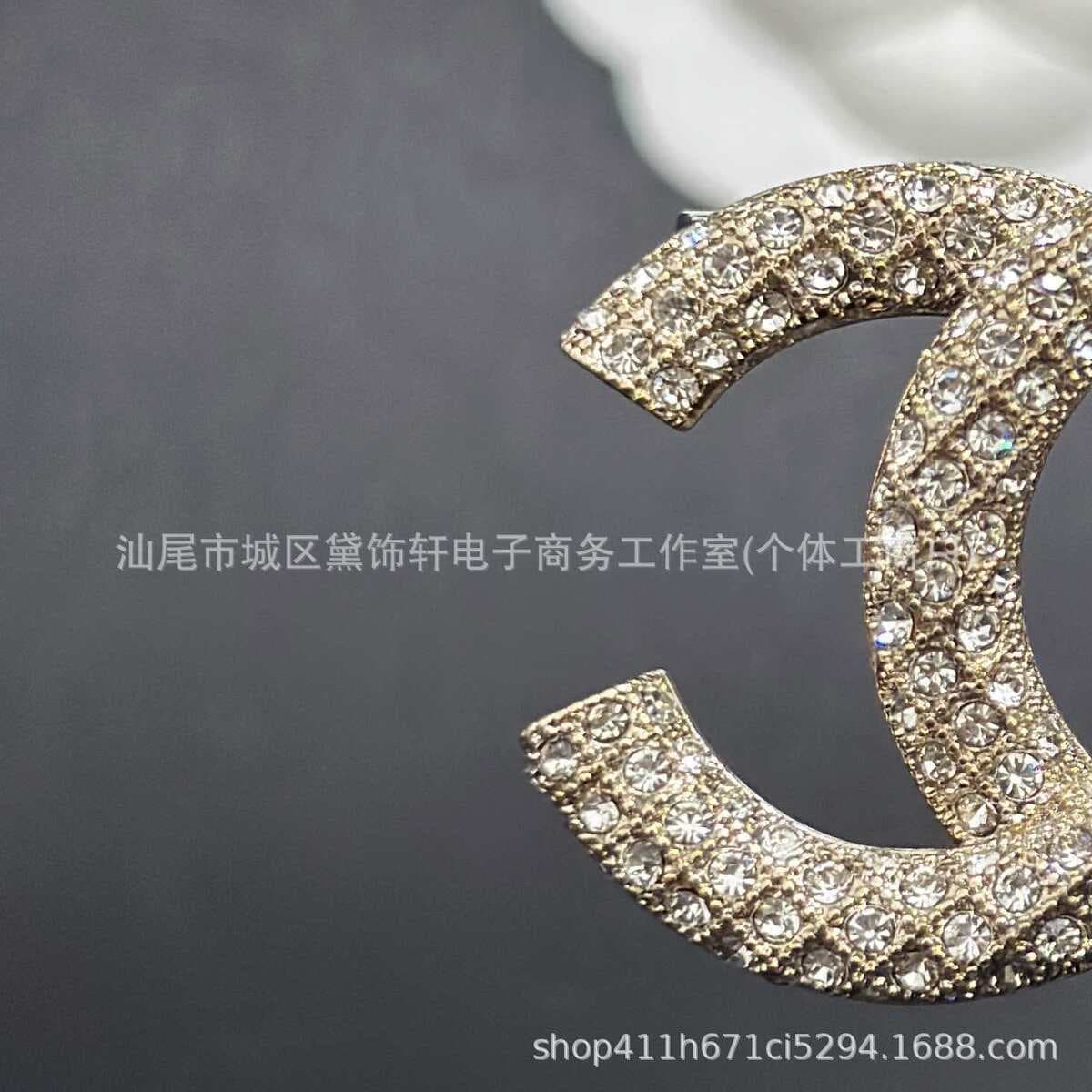 Брошь Chanel Double C с полным алмазным паве, квадратная брошь с бриллиантами и жемчугом, брошь-камелия Chanel, маленькая...