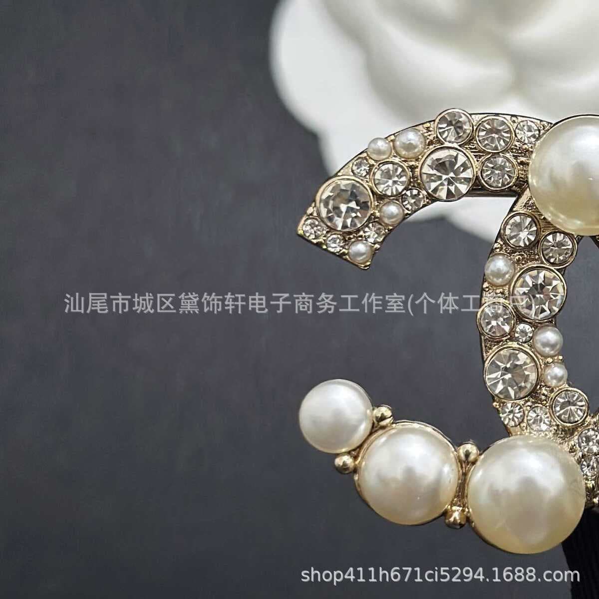 Брошь Chanel Double C с полным алмазным паве, квадратная брошь с бриллиантами и жемчугом, брошь-камелия Chanel, маленькая...