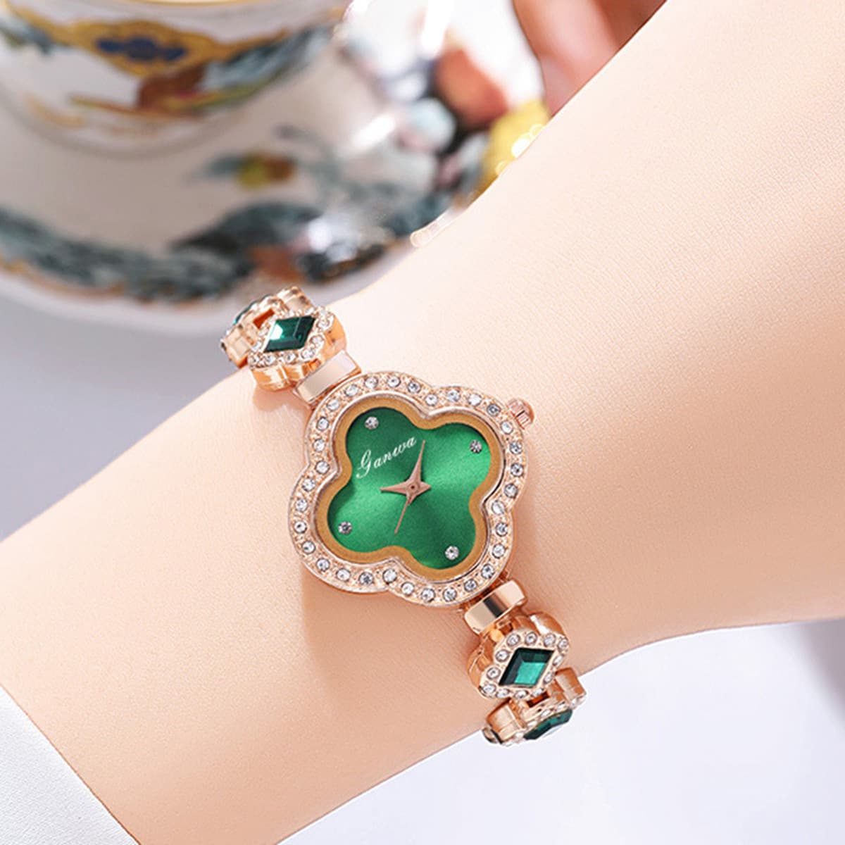 В наличии женские часы-браслет с четырехлистным клевером в прямом эфире, оптовые нишевые кварцевые часы со стразами, модные...