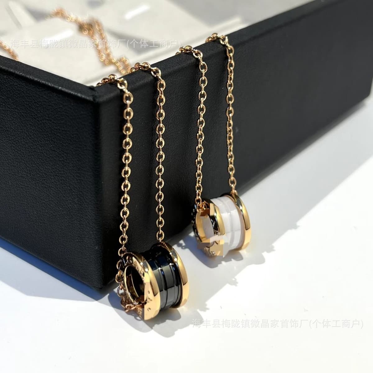 Bv высокая версия Baojia Little Red заклепка ожерелье новый благотворительный классический черно-белый керамический ожерелье...