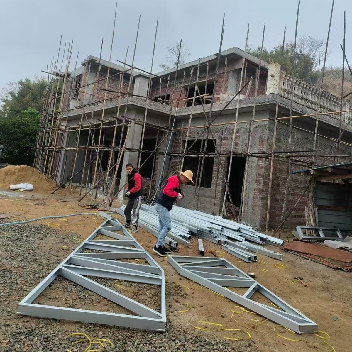 Кирпично-бетонная вилла со стальной конструкцией из легкого стального киля