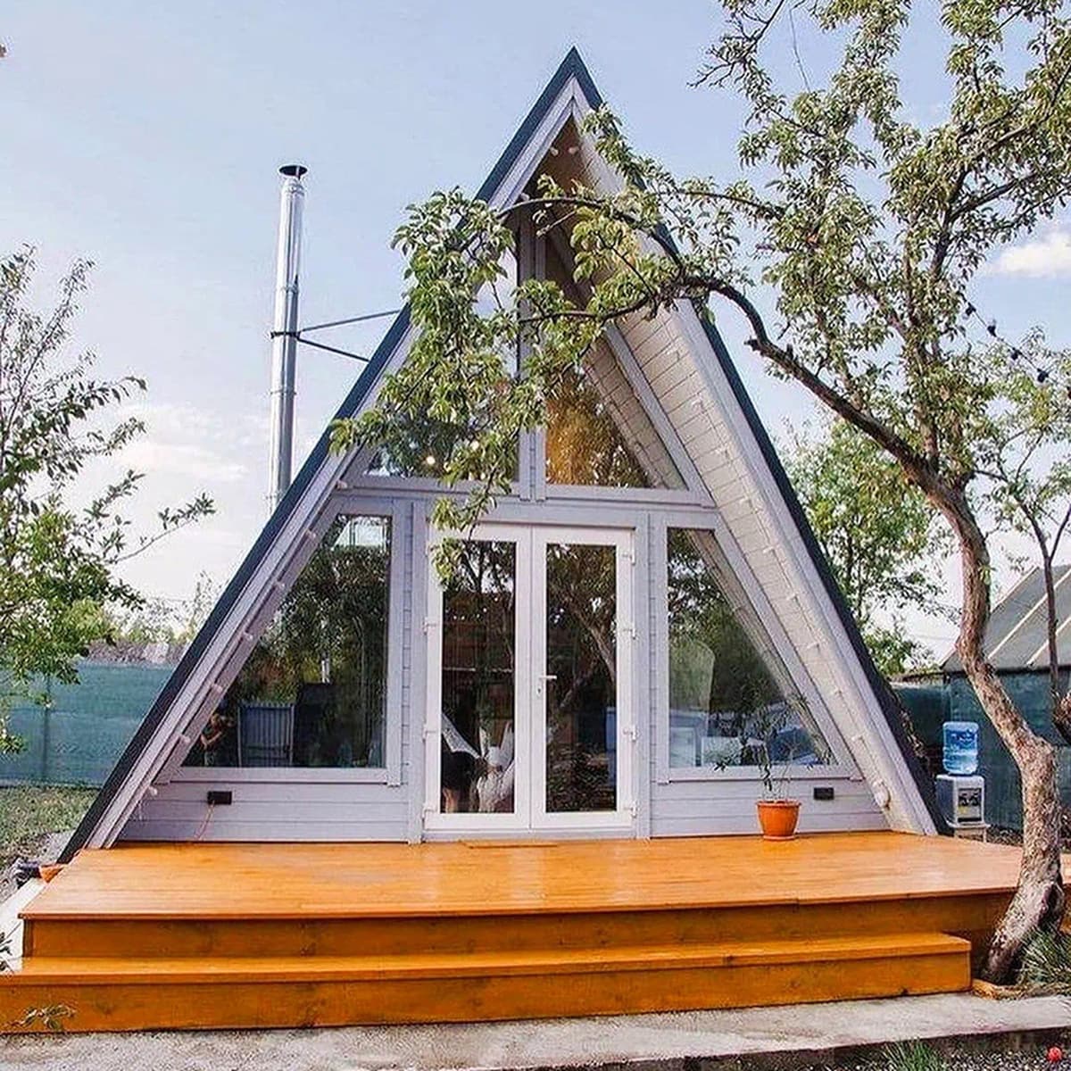 Треугольный деревянный дом Мобильная сборка B & B Деревянный дом Небольшой дом Вид на сад Деревянный дом Одна комната Одна...
